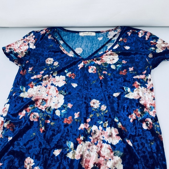 Gorgeous Velvet Floral Top**Med. - Picture 4 of 4